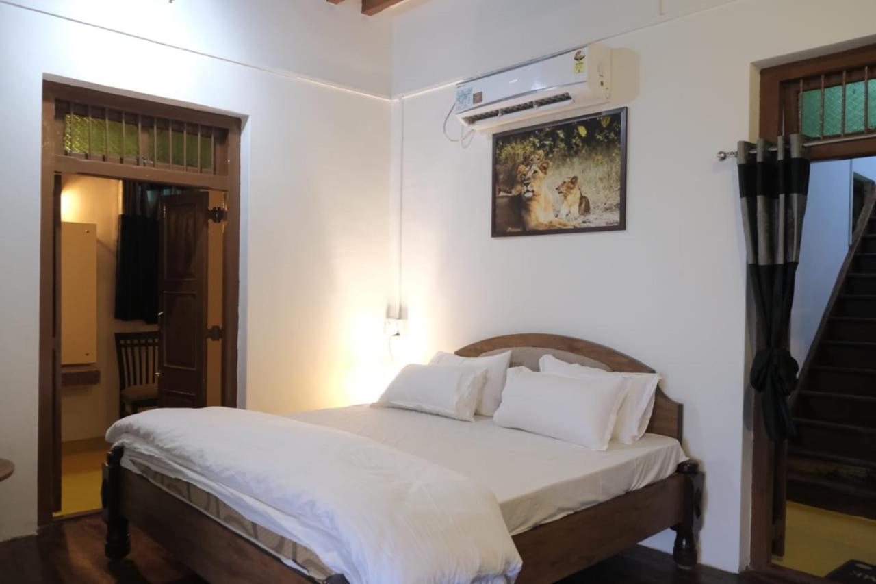 Hotel Ashirwad Джунагад Екстериор снимка