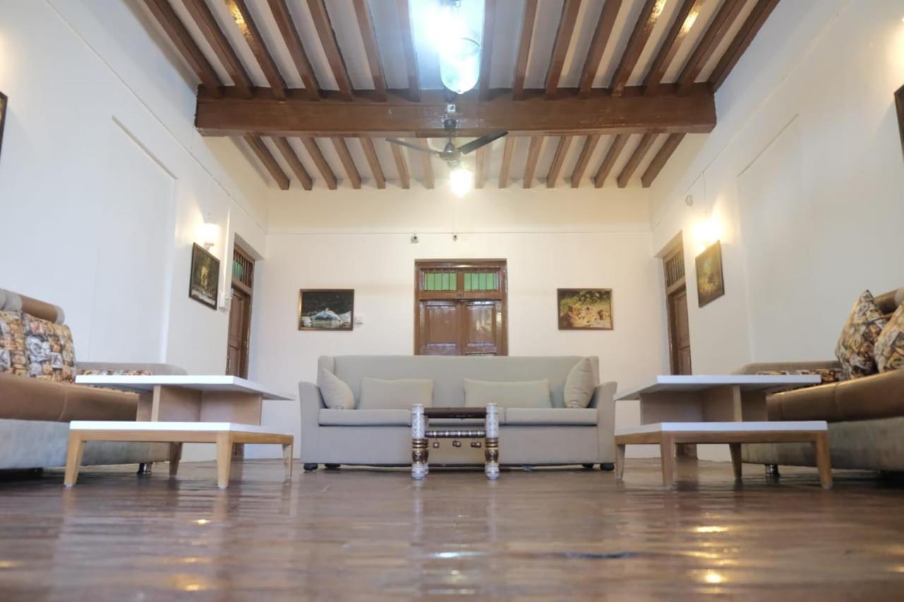 Hotel Ashirwad Джунагад Екстериор снимка